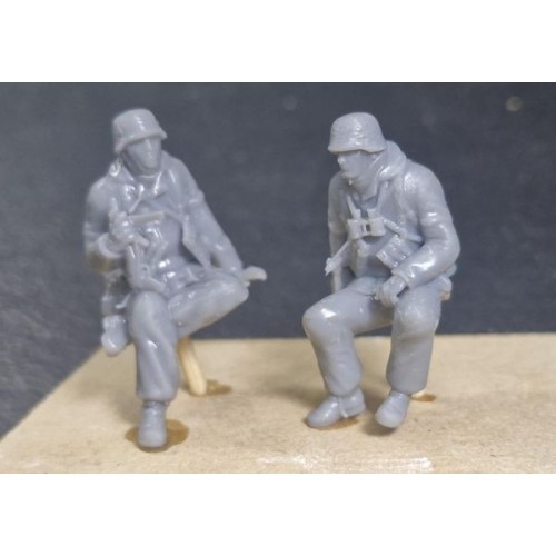 Paracaidistas alemanes sentados (2 figuras)