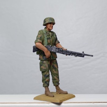 Soldado moderno con ametralladora pesada